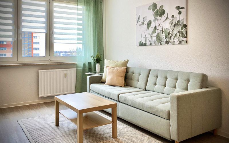 Gästewohnung Radebeuler Straße 6a - Couchgruppe in Pastell mit floralen Wandbild, stimmige Farben