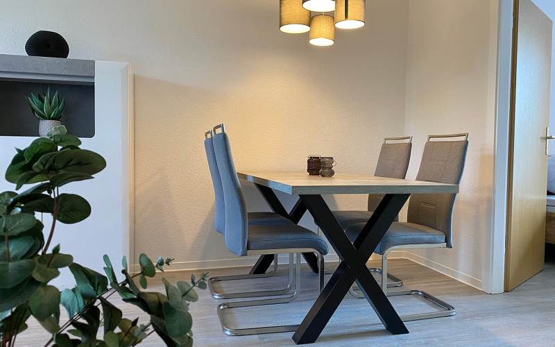 Moderner Esstisch mit dezenter Beleuchtung