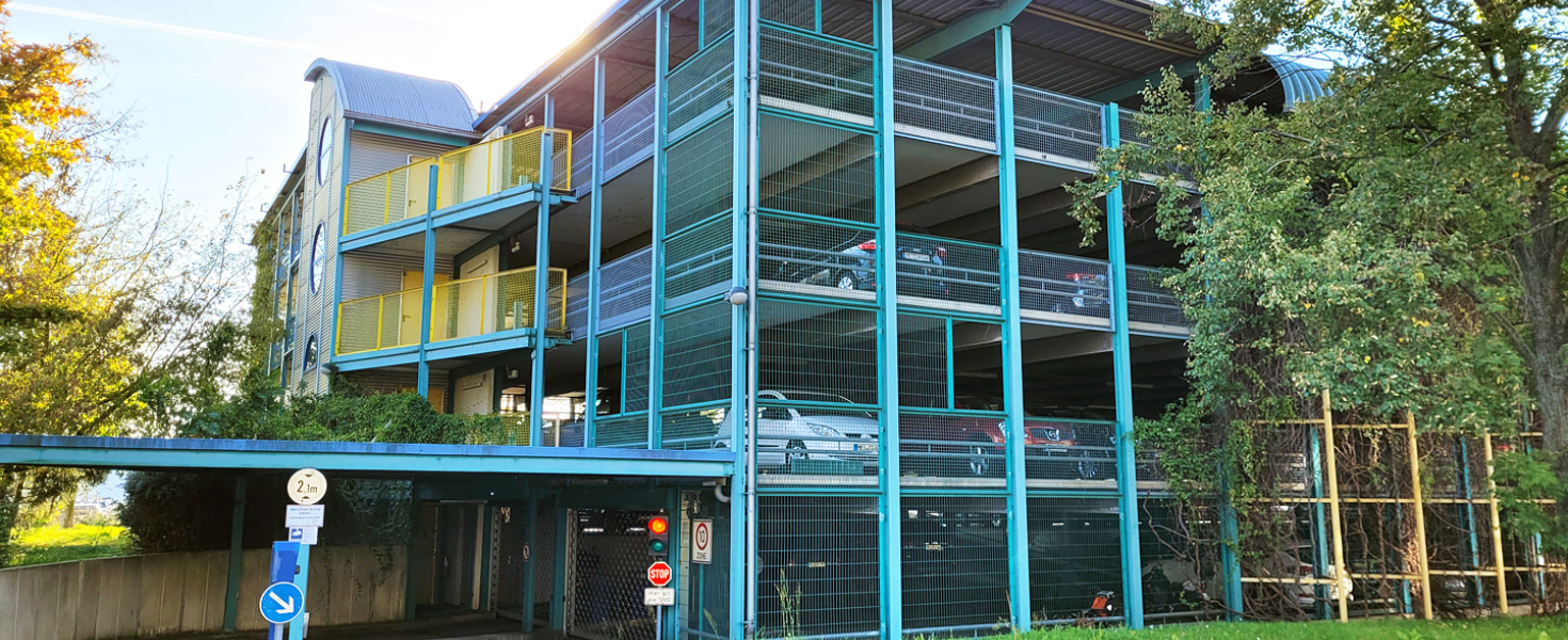 Ansicht des Parkhauses von der Strasse aus.