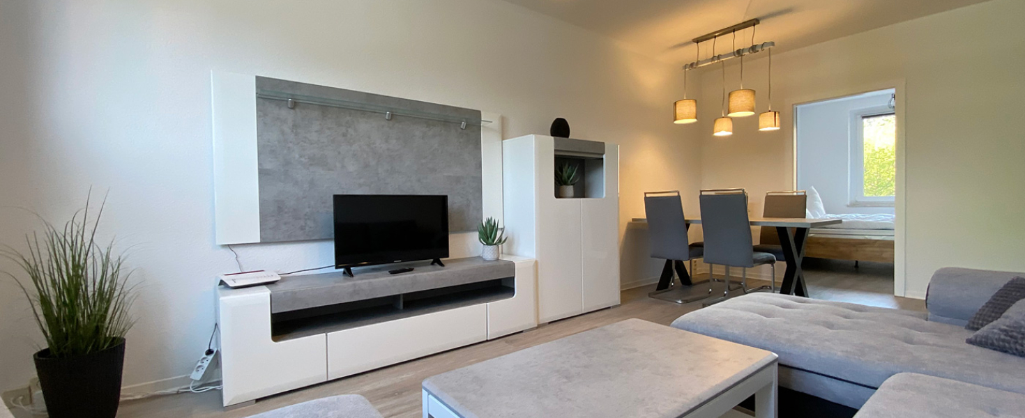 Gästewohnung mit Couchlandschaft und Medienwand